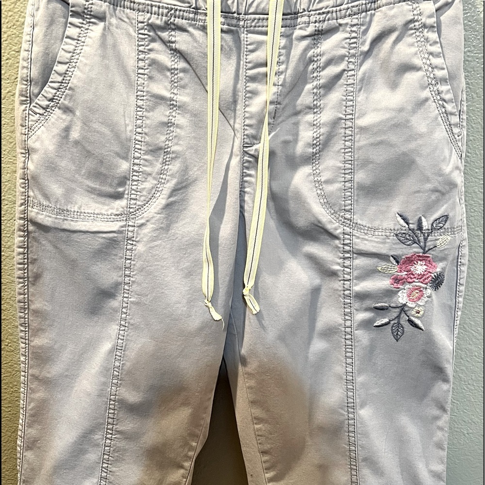 Lee relaxed fit, medium size, khaki color.